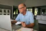 Un homme travaillant devant un ordinateur portable